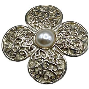 Danecraft vintage flower brooch. Gold colored fax pearl